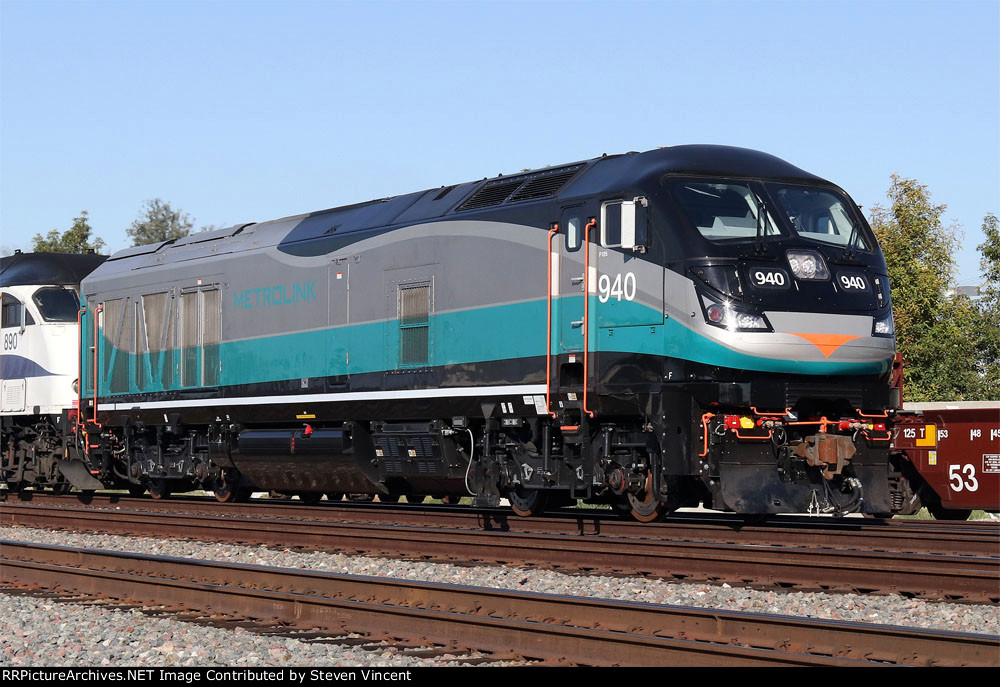 Metrolink F125 SCAX #940 leads a train to Oceanside